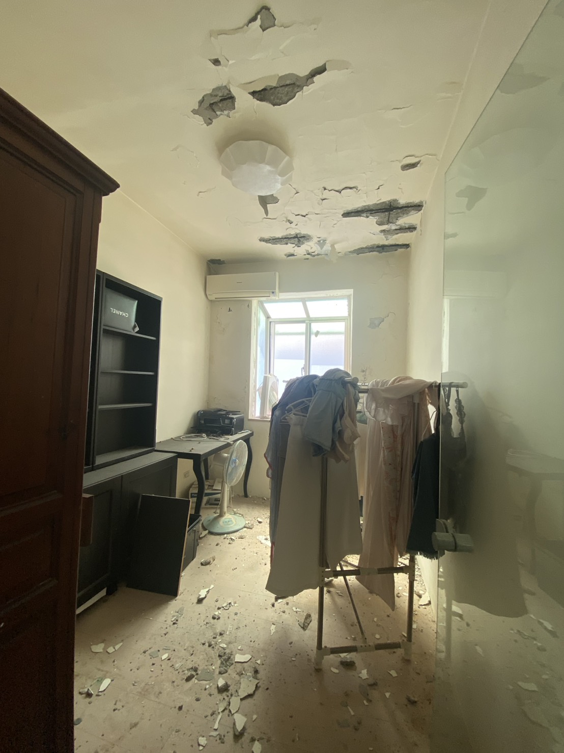 澔居品牌公寓李松濱顧問提醒,天花板嚴重剝落與滿地碎屑,正是長期缺乏通風與照顧的房屋閒置風險。