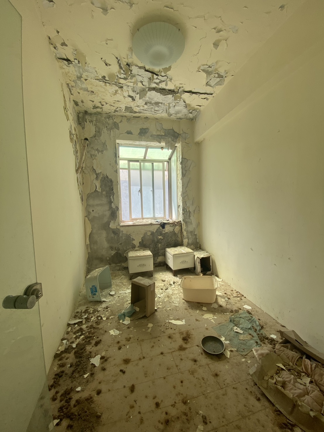 缺乏專業租屋管理的空間容易加速劣化,澔居品牌公寓李松濱表示,像這樣發霉與破損的房間就是血淋淋的案例。