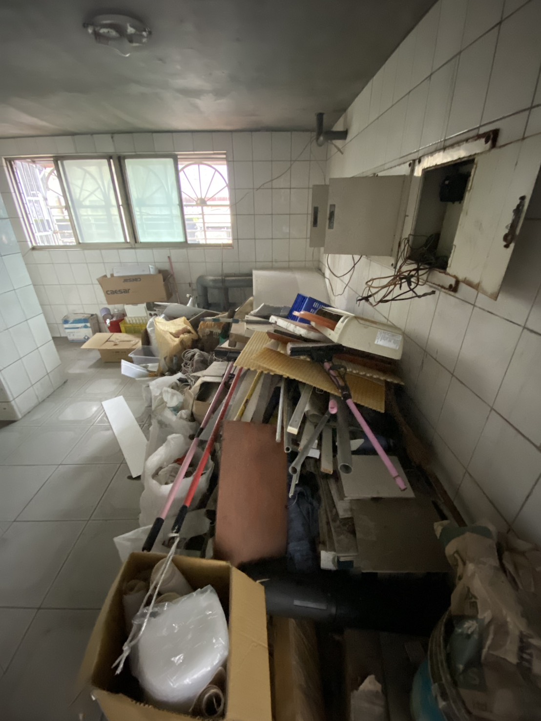 將閒置空間當作廢棄物倉庫會讓房子快速貶值,澔居品牌公寓李松濱提醒清理這些雜物也是一筆龐大的空屋隱藏成本。
